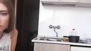 Татуированная куртизанка lane66 эротично раздевается