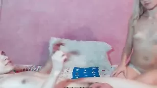 Худая барышня hungrygames развлекается с парнем