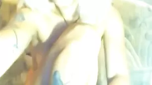 Татуированная самка CoupleInLove мастурбирует половые губки