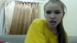 Худенькая шлендра отсасывает пенис Youtubed