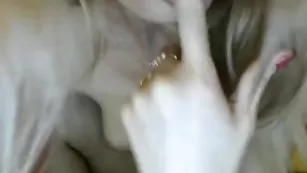 Голая самка zvezda701 мастурбирует пизденку