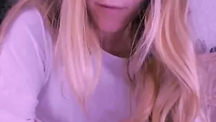 Сексуальная блондиночка ласкает красивую грудь