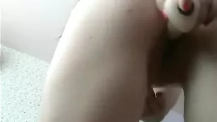 Шикарная блудница nikitty трахает вагину фаллосом