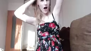 Горячая сучка hotToraley танцует стрип