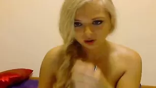 Блондинка Ирина Маффе ласкает пышные сиськи