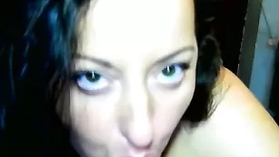 Пышная цыпочка заглатывает дилдо shihirima77