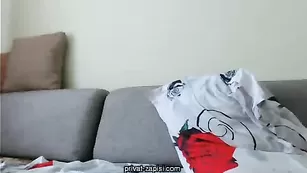 Юная моделька youtubed позирует голая