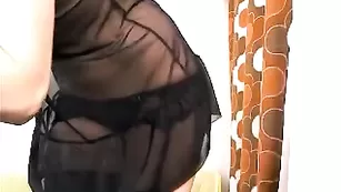 DOLLCE пробирается к киске через трусики