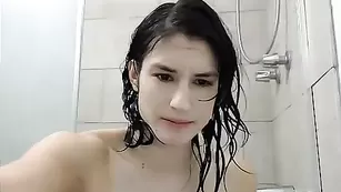 Милашка Aynmarie кончает в душе