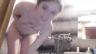 Симпатичная модель KissForLove_ купается в душе