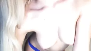 Блондиночка mandydeee позирует голой