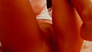 Блудница malushka массирует клитор резиновым хером