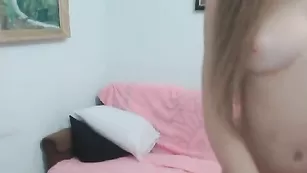 Красотка BeckySweet танцует в красных трусиках