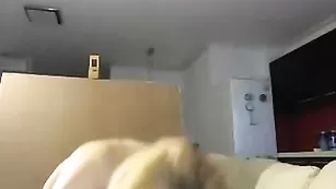 Белокурая соска kuklaanea вертит упругой попой