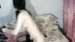 Сочная брюнетка skarinas играет с игрушкой