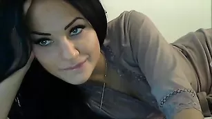 Горячая брюнеточка раздевается и дрочит пизду