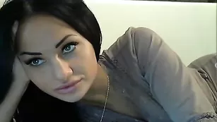 Горячая брюнеточка раздевается и дрочит пизду