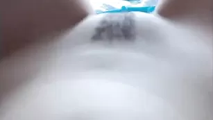 Пышногрудая Evelyn18 эротично раздевается