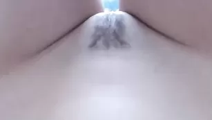 Пышногрудая Evelyn18 эротично раздевается