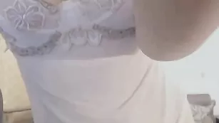 Девица в чулках мастурбирует пизду julin