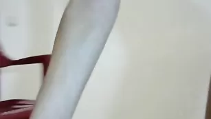 Хорошенькая шлюшка bananaa трахает очко пальцем