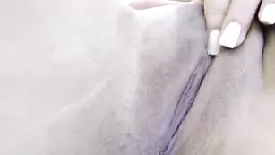 Жопастая куколка BingoBooom блаженно раздевается