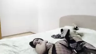 Жопастая куколка BingoBooom блаженно раздевается