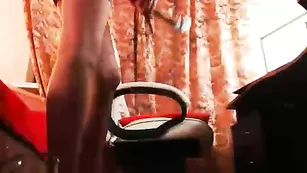 Грудастая нимфа MilanaSheikk дразнит сексуальными ножками