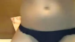 Грудастая чикса KristiNEW шалит пальцами в трусиках