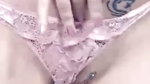 Пышногрудая LyalyaX ласкает половые губки