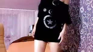 Зрелая куколка Ofigela показывает классную попу