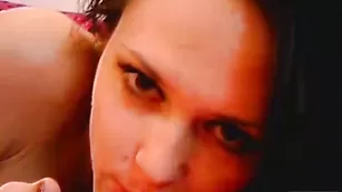 Молодая шмара SexyTeen18 облизывает дилдо и дрочит пизду