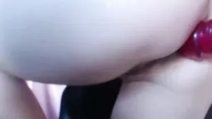 mary777 засовывает игрушку в жопу