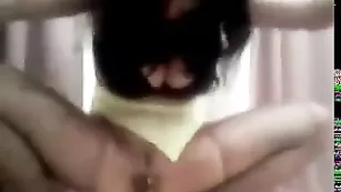 Жаркая барышня яро дрочит очко фаллосом