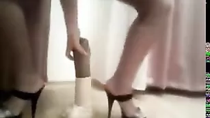 Жаркая барышня яро дрочит очко фаллосом