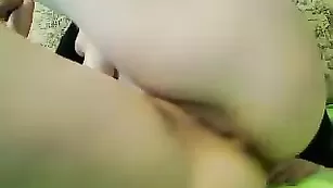 Аппетитная путана KarinaFox трахает киску секс игрушкой