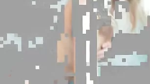 Смазливая блондинка diamondgirl_1 раздевается до чулок