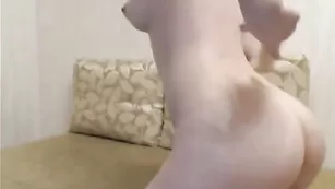 Худенькая путана Mariya52 трахает пизду фаллосом