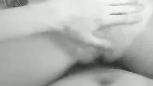 Жаркая дамочка Альбина отсасывает хуй и ебется в пизду