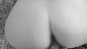 Жаркая дамочка Альбина отсасывает хуй и ебется в пизду