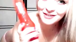Светловолосая малышка xxkoketkaxx обсасывает красный фаллос