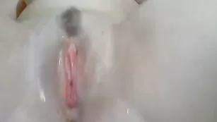 Малышка сквиртит крупным планом WiredPussy