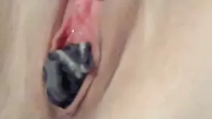 Смазливая цыпочка Crystal сует трусики в пизду и ротик