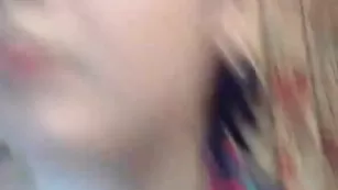 Смазливая цыпочка Crystal сует трусики в пизду и ротик