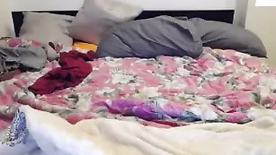 Красивая студентка смачно мастурбирует анал