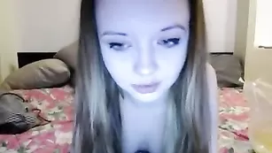 Красивая студентка смачно мастурбирует анал