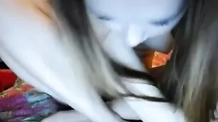 Красивая студентка смачно мастурбирует анал