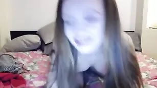 Красивая студентка смачно мастурбирует анал