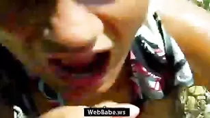 Обворожительная сука с маленькими сиськами отсасывает на пляже