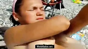 Обворожительная сука с маленькими сиськами отсасывает на пляже